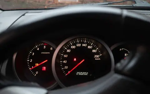 Cruscotto auto con tachimetro a 200 km/h e contachilometri a 250.202 km. Chissà quanti km puo fare un auto con questa percorrenza!