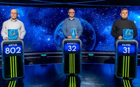 Artur, Andrzej i Paweł stoją na scenie. Artur ma 802 punkty, Andrzej 32, a Paweł 31. Jeden z dziesięciu ile można zdobyć punktów?