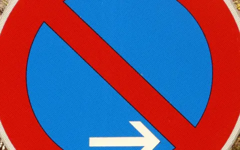 Kto stawia znaki drogowe na osiedlu? Poznaj odpowiedzialnych za to