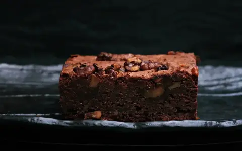 En saftig chokladbrownie med valnötter, perfekt för ett enkelt brownie recept.