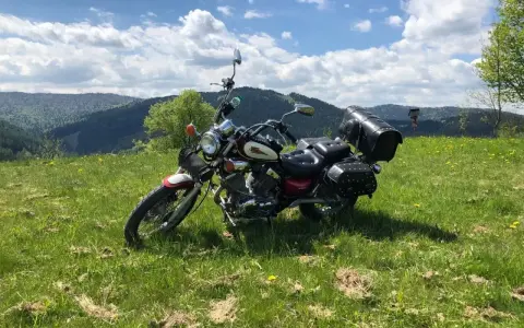 Motocykl na tle malowniczych wzgórz Małopolski. Idealne miejsce na odkrywanie tras motocyklowych.