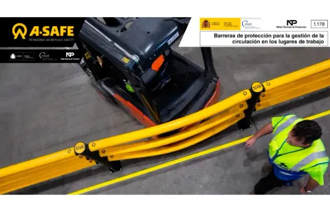 Carretilla elevadora junto a barreras amarillas de seguridad A-SAFE, mejorando la circulación en ntp lugares de trabajo. Un trabajador con chaleco reflectante camina cerca.