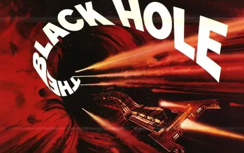 Locandina del film "The Black Hole": un'astronave affronta un vortice cosmico rosso e nero, con raggi di luce che squarciano l'oscurità.
