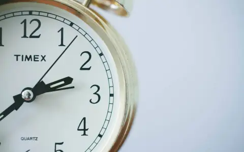 Zegar Timex pokazuje 3:10. Czas na zastanowienie, nadgodziny ile płatne, gdy zegar tyka.