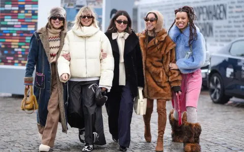 Quattro donne mostrano stili diversi per come vestirsi in inverno donna: cappotti in pelliccia, piumini, tessuti caldi e accessori audaci.