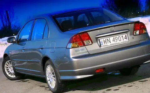 Honda Civic VII: Pojemność baku (50L) i zasięg - sprawdź!