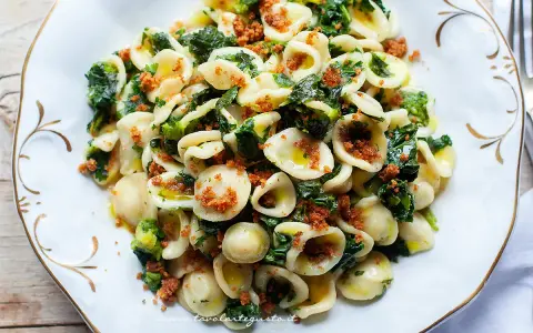 Orecchiette cime di rapa, un piatto tradizionale pugliese, condito con verdure verdi e pangrattato tostato.