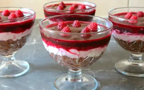 Pyszny deser z mascarpone i malinami w pucharkach. Idealny przepis na słodką chwilę.