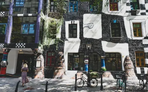 Kolorowy budynek Hundertwasserhaus w Wiedniu. Idealne miejsce, gdzie kupić pamiątki w Wiedniu, pełne unikalnych detali architektonicznych.