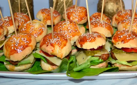 Mini hamburgery: Jak zrobić hity imprezy, które nie rozpadną się?