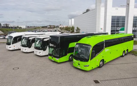 Co zabrać na długą podróż autokarem, by uniknąć niewygód i stresu