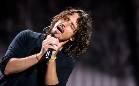 Chris Cornell śpiewa z pasją, jego głos wciąż brzmi w sercach fanów, mimo jego tragicznej śmierci.