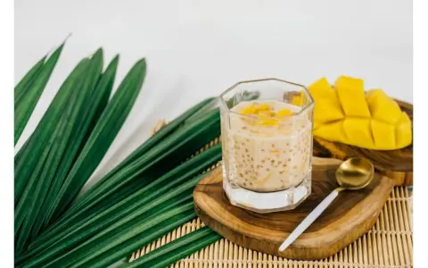 Deser z tapioki z mango. Czy wiesz, tapioka co to? Małe kuleczki w mlecznym napoju, podane z kawałkami mango.
