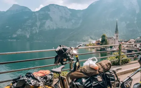 Biciclette cariche di bagagli, pronte per esplorare i laghi Austria, mappa mentale di un'avventura tra montagne e villaggi pittoreschi.