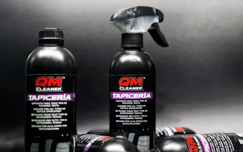 Botellas de limpiador QM para limpiar tapicería coche. Ideal para dejar tu interior como nuevo.