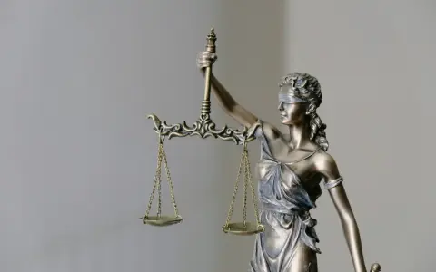 Figurka Temidy z wagą symbolizuje sprawiedliwość, jak w przypadku provident windykacja.