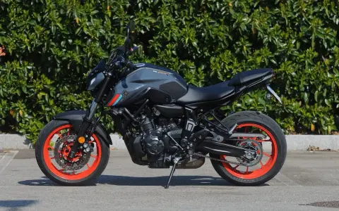 Yamaha MT-07 grigia con cerchi arancioni, pronta a scatenare la sua velocità massima.