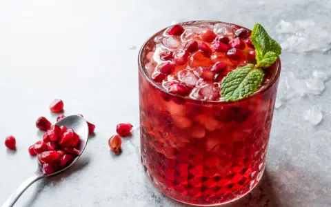 Prosty przepis na drink z grenadiną i sokiem pomarańczowym, który zachwyci