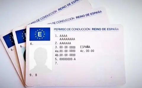 Permisos de conducción españoles, algunos con el distintivo de la UE. Útiles para viajar por dgt países con convenio.