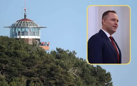 Widok na rezydencję prezydenta RP na Mierzei Helskiej, z widoczną wieżą obserwacyjną i fragmentem portretu polityka.