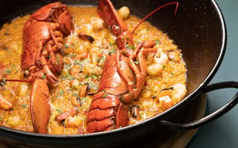 Paella de marisco con langosta entera, gambas y mejillones. ¡Recetas fáciles rápidas para disfrutar!
