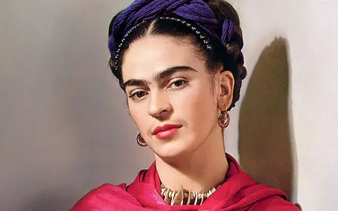 Portrait de Frida Kahlo, icône de l'art mexicain. Sa célèbre frange et son foulard violet sont mis en valeur dans cette peinture connue.