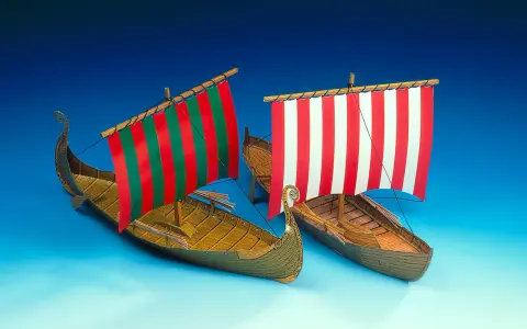 Zwei detailgetreue Modelle eines **Bootes Viking** mit bunten Segeln, bereit zur Fahrt über das blaue Meer.