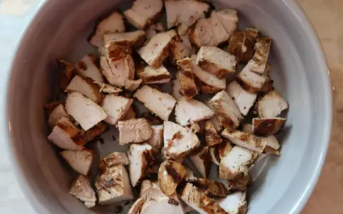 Skivad kyckling i en skål, redo för en flygande Jacob.
