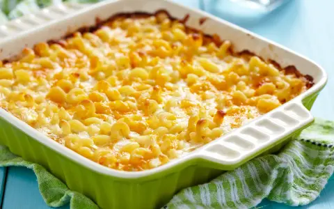 Überbackene Makkaroni mit Käse in einer grünen Auflaufform. Ein köstliches Gericht, das sich gut für Buttermilch Rezepte eignet.
