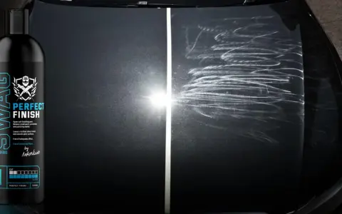 Efekt mycia detailingowego: lewa strona maski lśni, prawa pokazuje zarysowania. SWAG Perfect Finish przywraca blask.