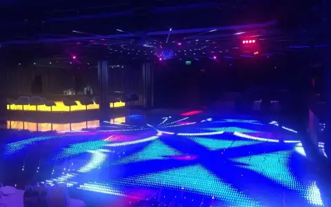 Nowoczesna dyskoteka w Hotelu Gołębiewski Białystok z podświetlaną podłogą i barem.