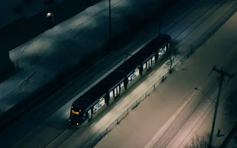 Pociąg w śnieżną noc, jakby podróżował z Polski do Budapesztu.