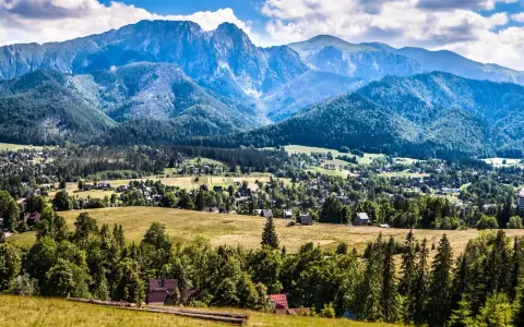 Widok na Poronin z górami w tle.