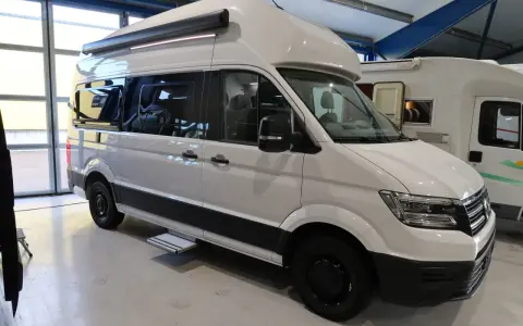 Vit Volkswagen plåtis med utdragbar markis och trappsteg. Redo för äventyr!