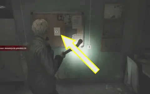 James szuka wskazówek w Silent Hill 2 poradnik. Na tablicy ogłoszeń widać dokumenty i zdjęcia.