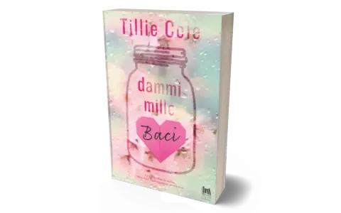 Copertina del libro "Dammi mille baci" di Tillie Cole, con un barattolo pieno di cuori rosa e gocce di pioggia.