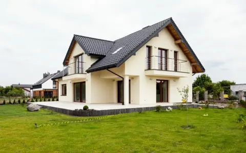 Jak rolnik zbuduje dom na działce rolnej? Poradnik bez odrolnienia