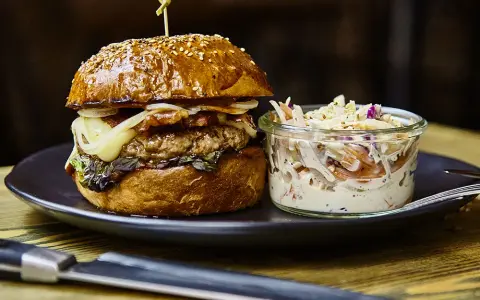 Idealny burger: Jak złożyć hamburgera, by się nie rozpadał?