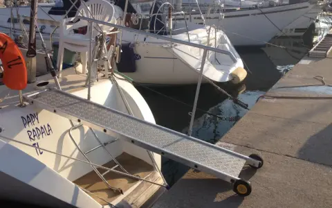 Une passerelle pour bateau, nommée "Papy Rapala", est installée pour faciliter l'accès.
