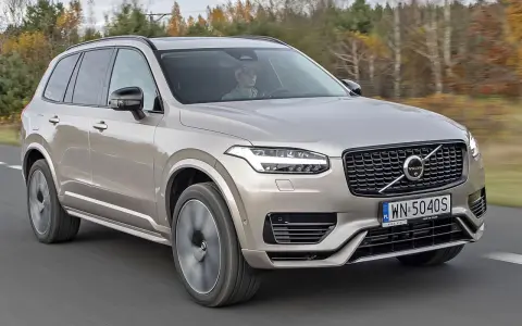 Złoty Volvo XC90 w ruchu, sprawdzamy jego atrakcyjną volvo xc90 cenę.