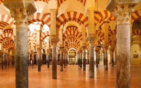 Ein Saal mit Säulen und roten und weißen Bögen, der an die Gelehrsamkeit arabischer Wissenschaftler erinnert.