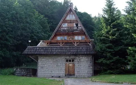 Bacówka pod Trójgarbem: historia, kontrowersje i przyszłość schroniska