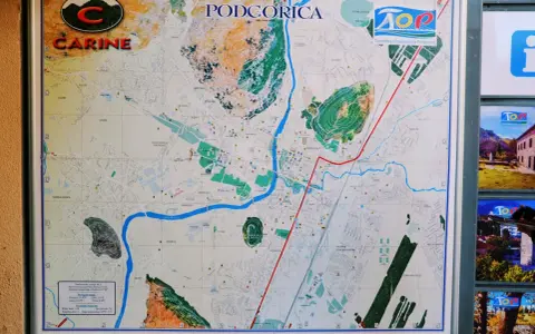 Mapa Podgoricy z zaznaczonymi atrakcjami. Plan miasta pomoże Ci zaplanować, co zobaczyć w Podgoricy, odkrywając jej zakątki.