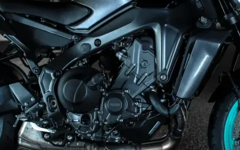 Moteur Yamaha MT, détails du bloc moteur. Le pourcentage d'huile moteur hors bord 2 temps Yamaha est crucial pour la performance.