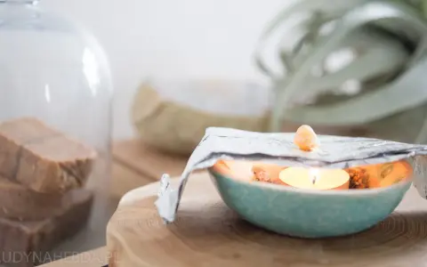 Jak palić kadzidło bez węgielka? Mała świeczka podgrzewa aromatyczne żywice w ceramicznej miseczce, tworząc subtelny zapach.