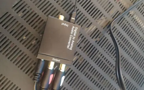 Konwerter Digital to Analog Audio Converter. Ułatwia podłączenie starego wzmacniacza do nowego telewizora, zamieniając sygnał cyfrowy na analogowy.