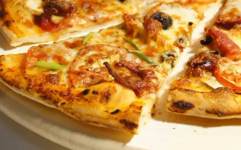 Ile kalorii ma pizza? Zaskakujące różnice w kaloryczności!