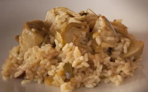 Un delicioso arroz con alcachofas, con trozos tiernos de alcachofa integrados en el grano cremoso.