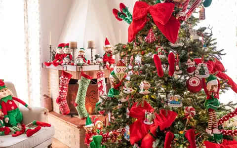 Albero di Natale addobbato con elfi e calze appese al camino. È il momento perfetto per pensare a quando fare albero di Natale!