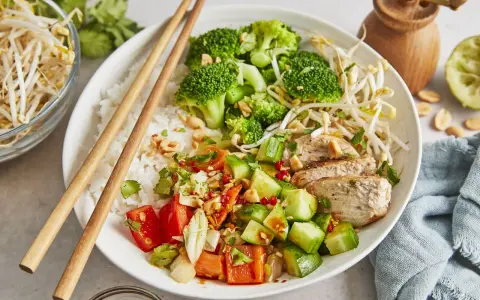 Ein bunter Asia Bowl mit Reis, Hähnchen, Brokkoli, Gurken, Tomaten und Sojasprossen. Perfekt für ein leichtes Mittagessen.